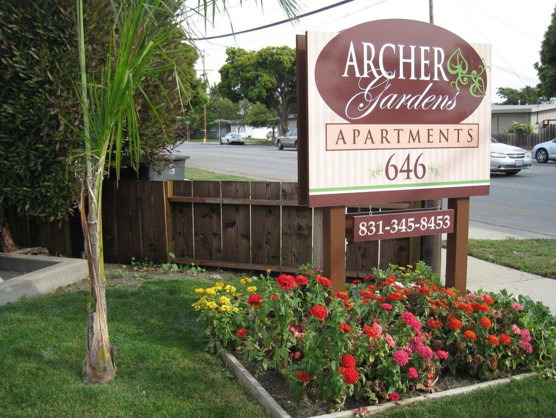 Entrance - 633 Archer St