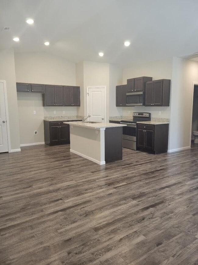 Building Photo - 1311 Azena St