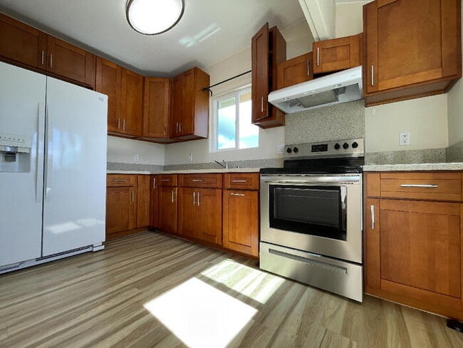 Building Photo - HALA DR 2/1/2 c-fan, W/D, storage, yard w/...