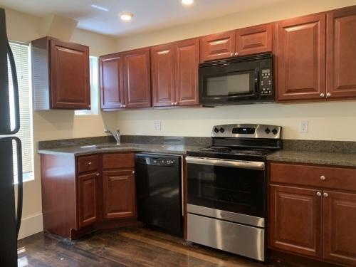 Building Photo - 4 bedroom in Thompsonville MA