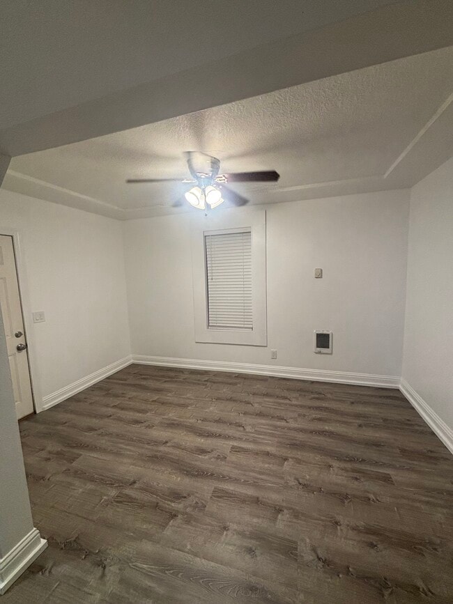 entry/living room alt - 1700 California Ave S