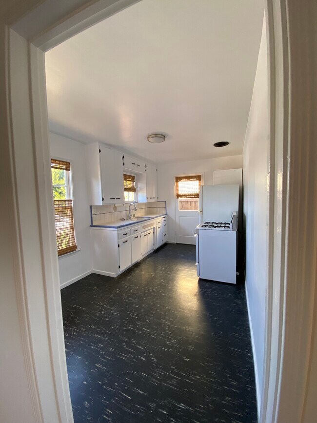 Cocina - 618 Woodlawn Ave