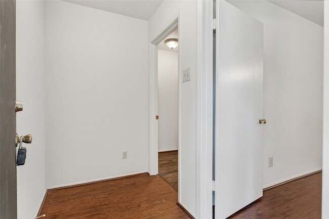 Photo - 7546 Brentcove Cir Apartment