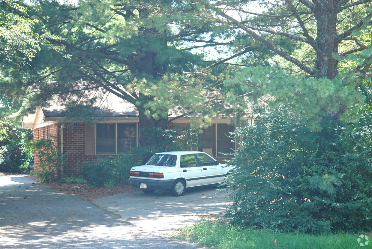 Building Photo - 230 Sandy Springs Pl