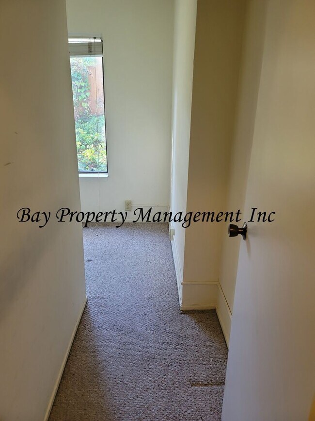 Building Photo - Available soon! 1 bedroom condo in Monterey