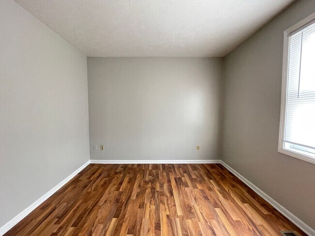 Foto del edificio - 114 E 8th St