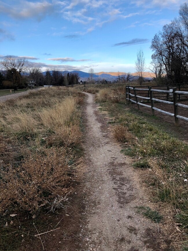 Building Photo - 1621 Underhill Dr