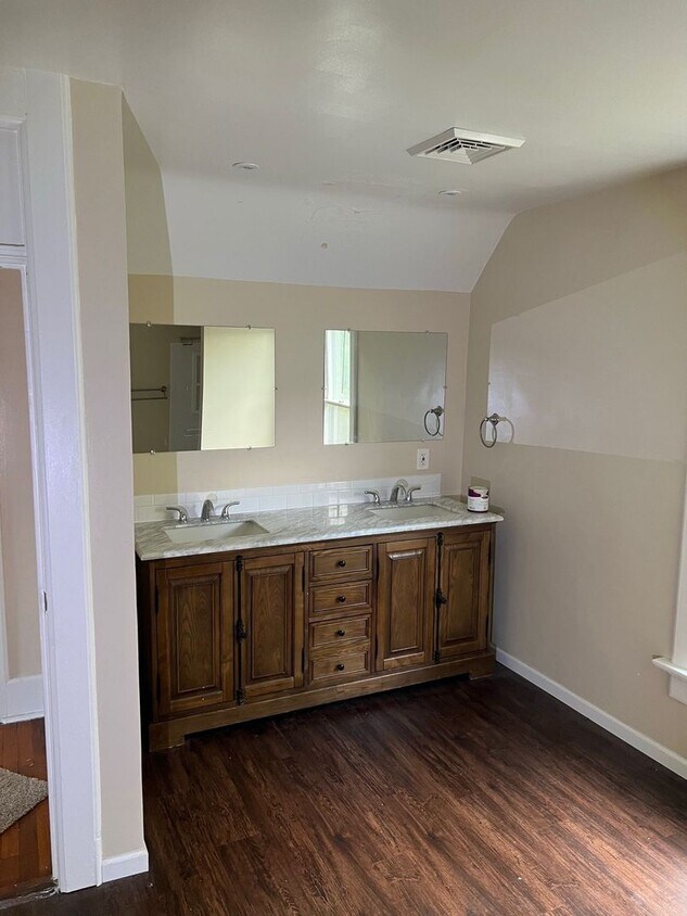 Foto del edificio - 8712-8714 W. Mitchell St. (Duplex)