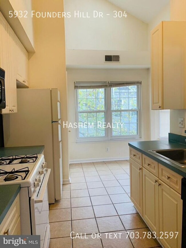 Building Photo - Lovely 3 Bedroom 3 Full Bath Open Condo in...