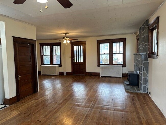 Building Photo - Welcome to this charming 3-bedroom, 1-bath...