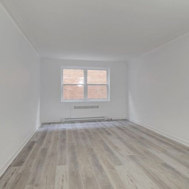 Building Photo - 5830 Ch De La Côte-Saint-Luc