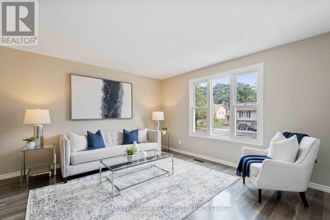 Photo du bâtiment - 8299 Mundare Crescent