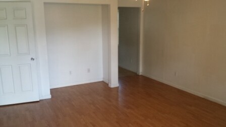 Foto del edificio - 2445 Hoitt Ave