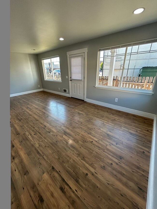 Building Photo - 3 Bed 1 Bath SFR Pet Friendly Home Downtow...