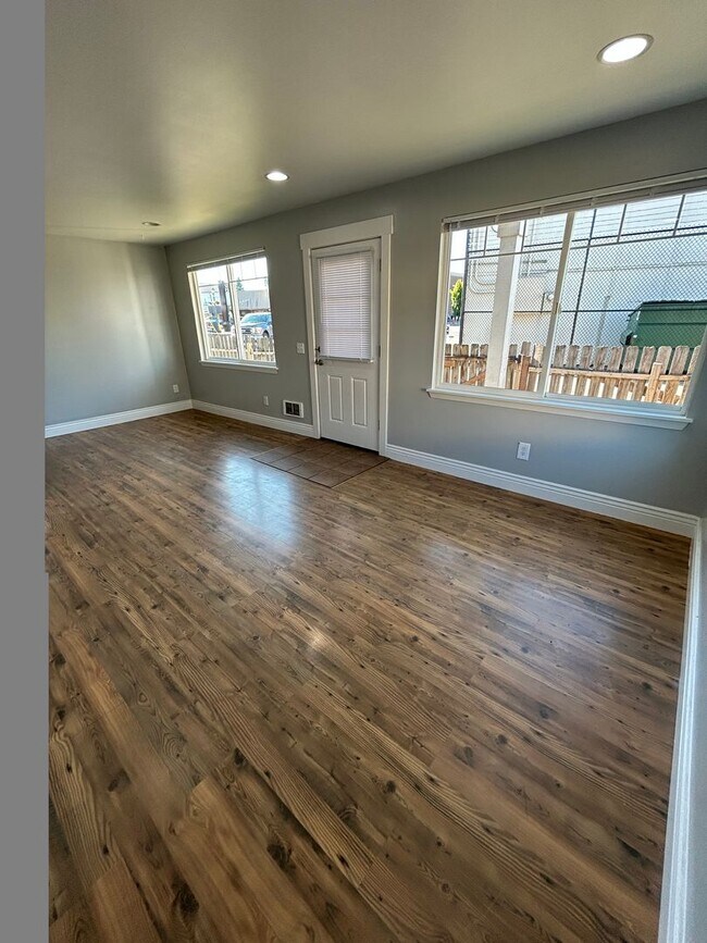 Foto del edificio - 3 Bed 1 Bath SFR Pet Friendly Home Downtow...
