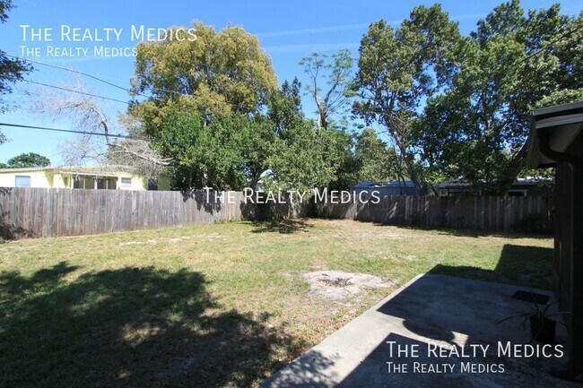 Building Photo - Cozy 2/1 in Deltona Available NOW!