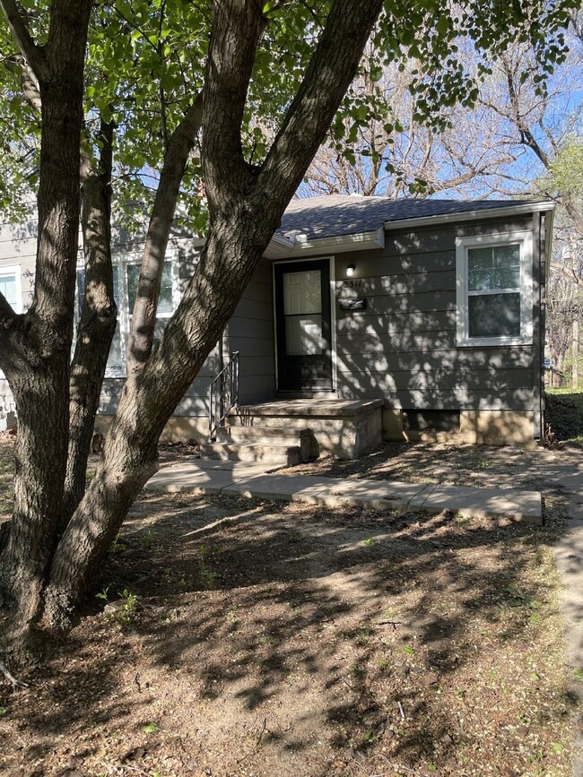 Building Photo - 2 Bedroom, 1 Bathroom with unfinished base...
