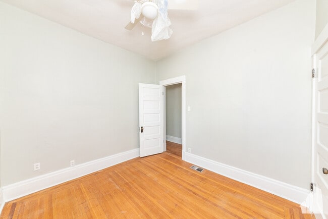 Building Photo - 1535 W Leland Ave