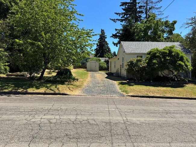 Building Photo - Charming 3-bedroom, 2-bath home in Eugene's Friendly Street Neighborhood!