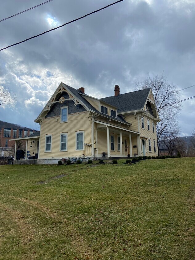 Primary Photo - 134 N Main St