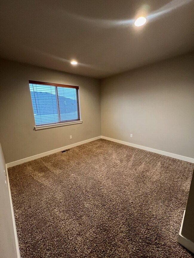 Building Photo - JANUARY RENT FREE!! Luxury 3 bedroom, 2 ba...