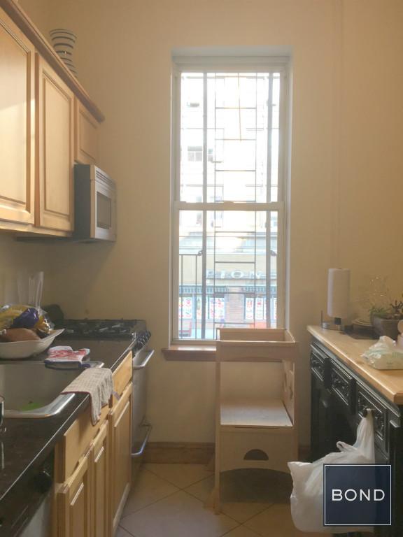 Building Photo - 100 E 74th St