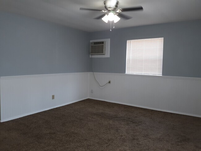 Foto del edificio - 303 S Vine St