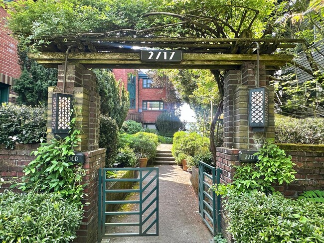 Foto del edificio - Beautiful 1 bed condo in desired Eastlake!...