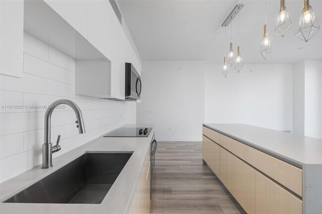 Foto del edificio - 101 Diplomat Pkwy