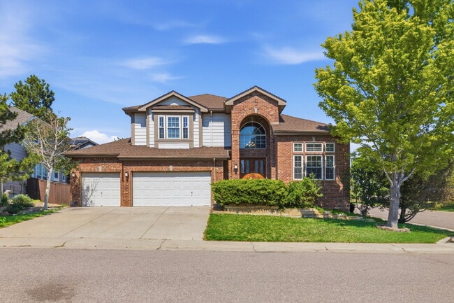 Foto del edificio - Spectacular Stonegate Living! Gorgeous 3-Bed Corner Finished Basement, Wet Bar, and Custom Marble...