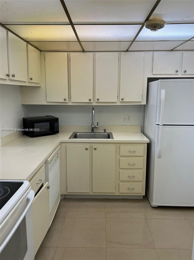 470 Executive Center Dr Unit 4I, West Palm Beach, FL 33401 Condo for