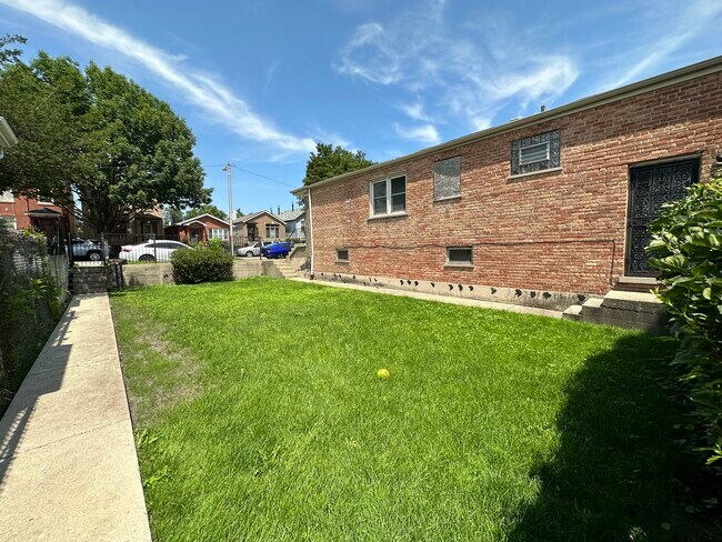 Building Photo - 931 W 34th Pl