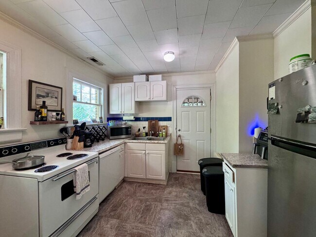 Building Photo - Charming Home Near UNC Campus & Downtown C...