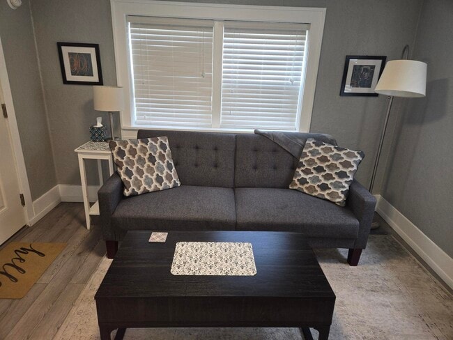 Building Photo - 1213 5th St