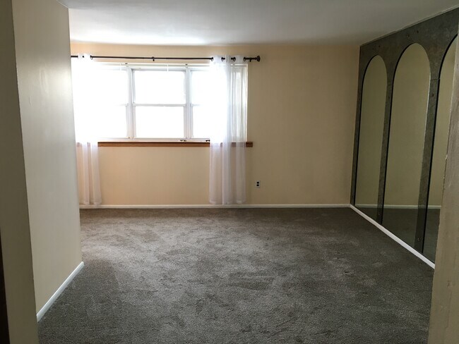 Livingroom - 10620 Evans St