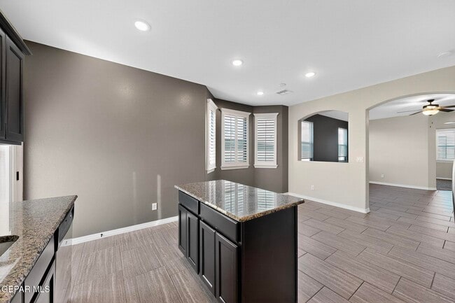 Building Photo - 220 S Manzanita Dr