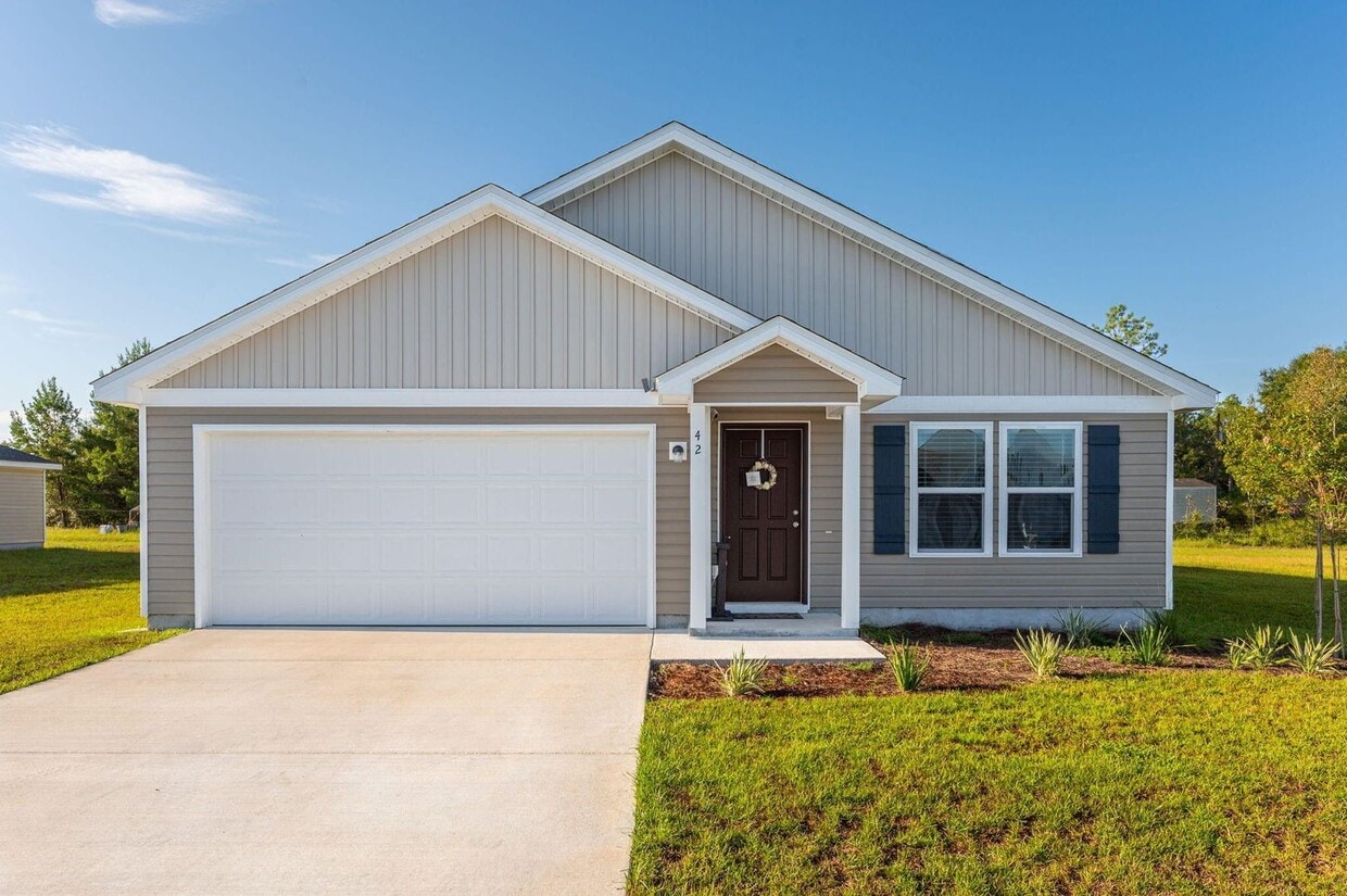 Primary Photo - Charming 4-Bed Home in Quiet DeFuniak Spri...