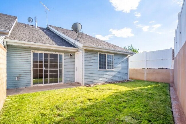 Building Photo - Cozy 3 Bedroom Home. Dog Friendly!