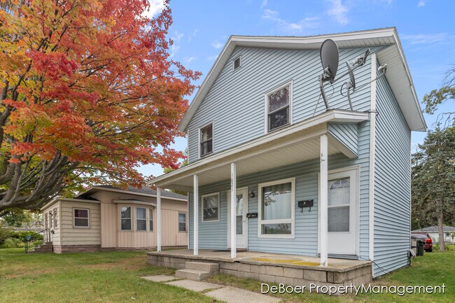 Building Photo - 1621 Lakeshore Dr