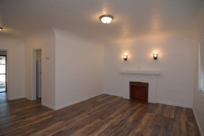 Building Photo - Charming 2 Bedroom 1 Bath Home! Central Tu...