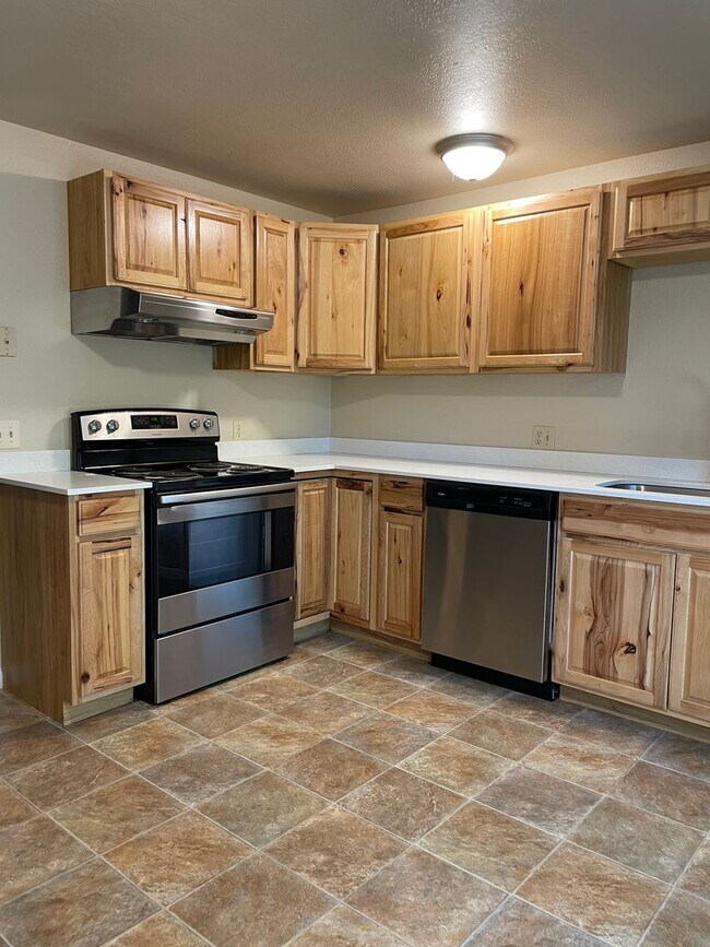 Plymouth Duster Apartments in Keizer, OR