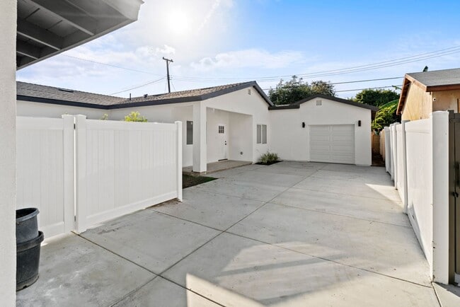 Building Photo - 13615 Glenhaven Dr