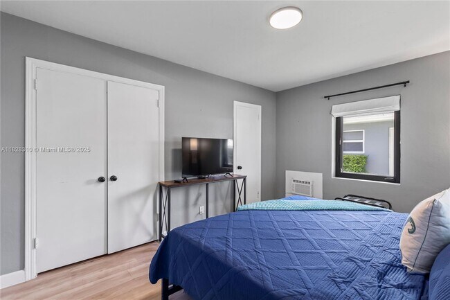 Foto del edificio - 715 NE 6th St
