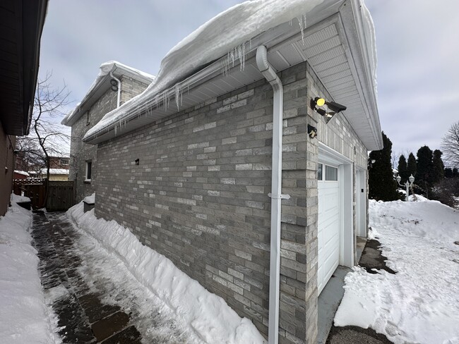 Building Photo - Spacious Main-Level of a Detached Home (4 ...