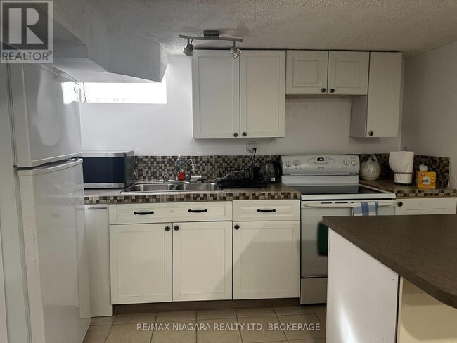 Building Photo - 43A Beachaven Dr