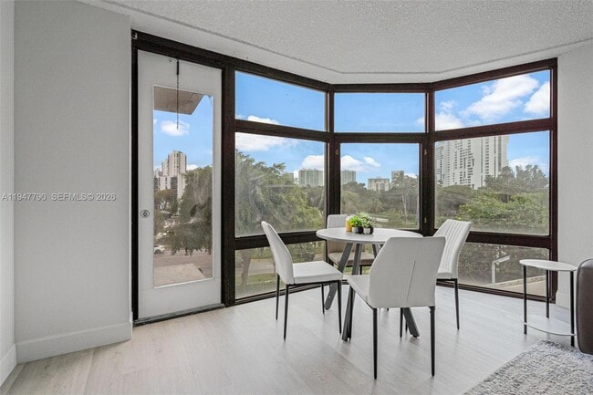 Foto del edificio - 3375 N Country Club Dr