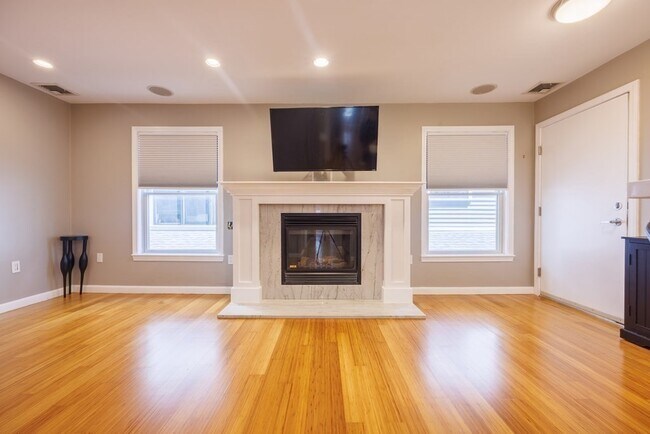 Foto del edificio - 366 W 2nd St