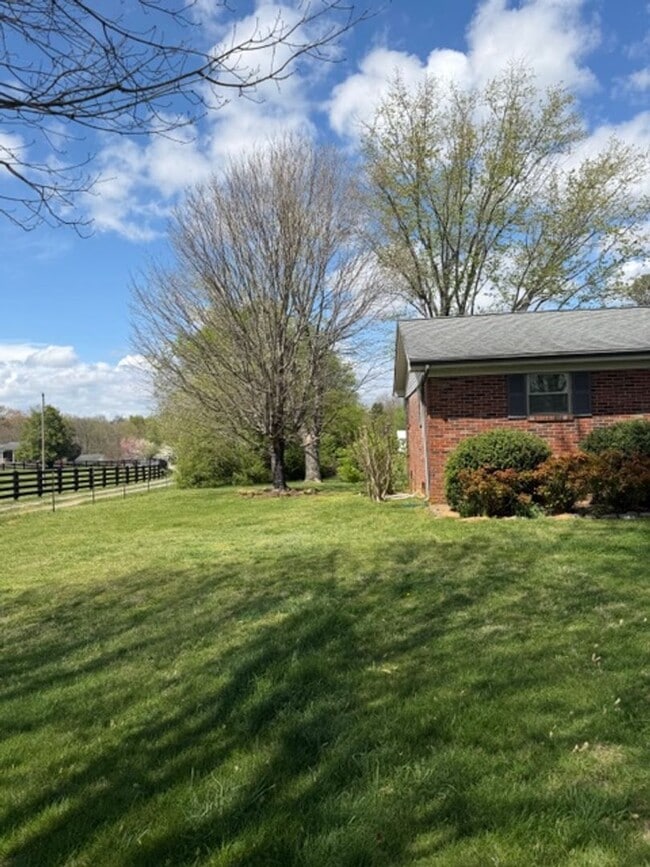 Photo - Maryville 37801 - Newly Remodeled 2 bedroom 2 full bath rancher with carport - Contact Debra John... House