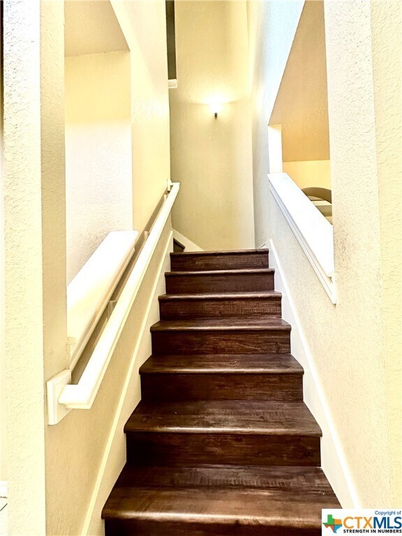 Foto del edificio - 951 Misty Acres Dr