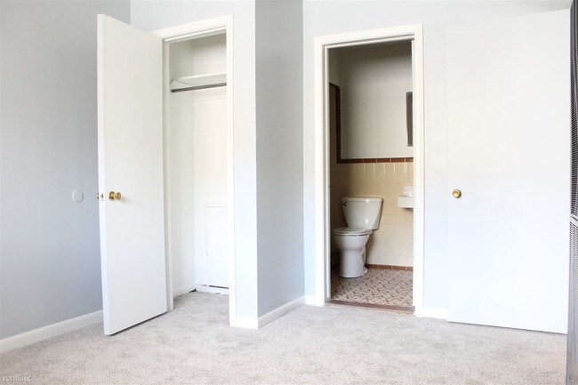 Building Photo - 1 br, 1 bath Apartment - 200 W. Marshall St.